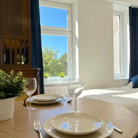 Seredino Navy Apartment- Modern Comfort In A Quiet Location, 5 Minutes To Old Town & Seaside *