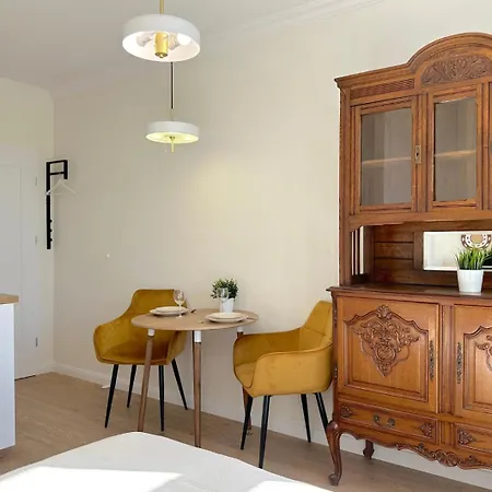 Seredino Navy Apartment- Modern Comfort In A Quiet Location, 5 Minutes To Old Town & Seaside