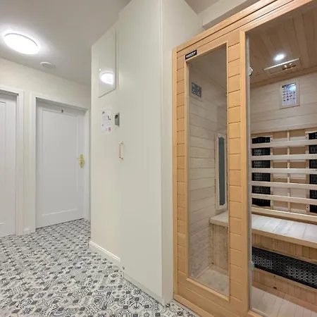 Seredino Navy Apartment- Modern Comfort In A Quiet Location, 5 Minutes To Old Town & Seaside