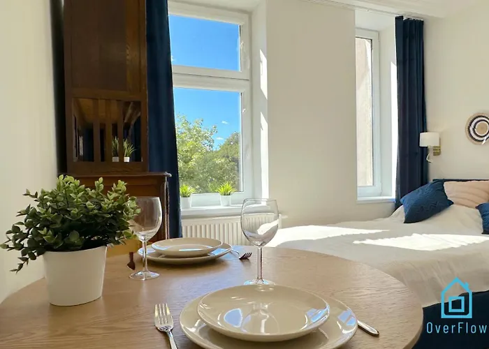 Seredino Navy Apartment- Modern Comfort In A Quiet Location, 5 Minutes To Old Town & Seaside *