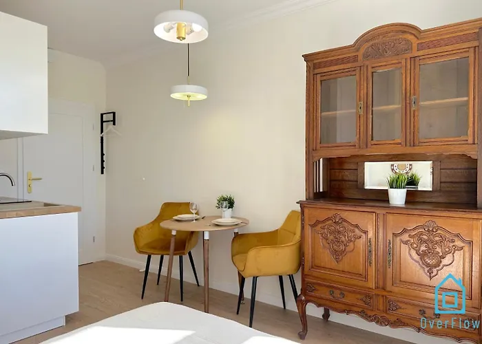 Seredino Navy Apartment- Modern Comfort In A Quiet Location, 5 Minutes To Old Town & Seaside